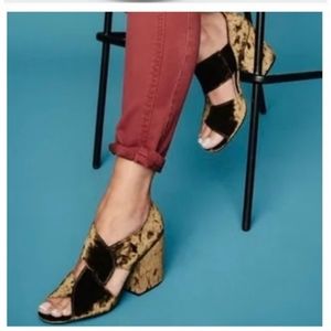 ⭐️ Cabi Olive Green Velvet Shoes Chunky Heel